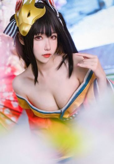 老头边吃奶边弄进去呻吟